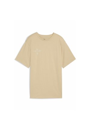 Beige bomulds t-shirt med afslappet pasform, korte ærmer, rund halsudskæring og et lille hvidt logo i midten. Glat tekstur, ingen mønstre.