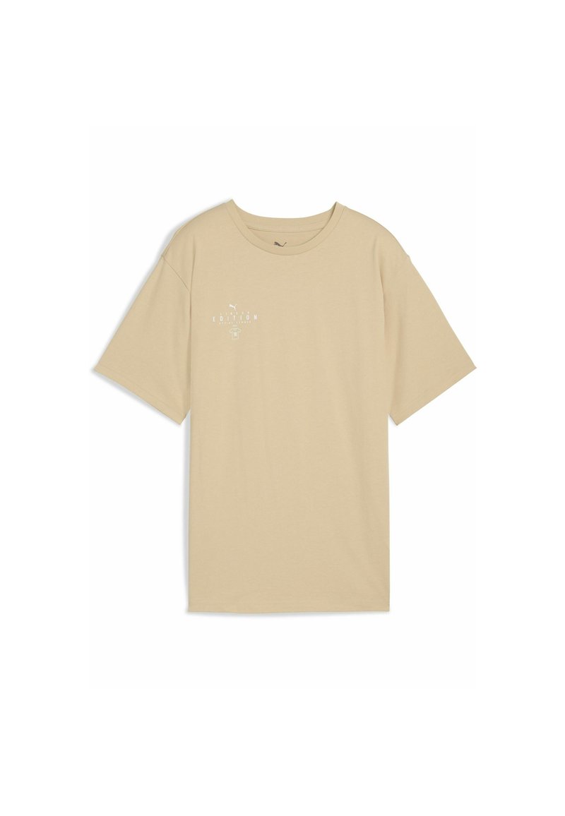 Beige bomulds t-shirt med afslappet pasform, korte ærmer, rund halsudskæring og et lille hvidt logo i midten. Glat tekstur, ingen mønstre.