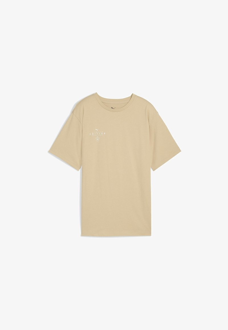 Beige Baumwoll-T-Shirt mit einem lässigen Schnitt, kurzen Ärmeln, rundem Halsausschnitt und einem kleinen weißen Logo in der Mitte. Glatte Textur, keine Muster.