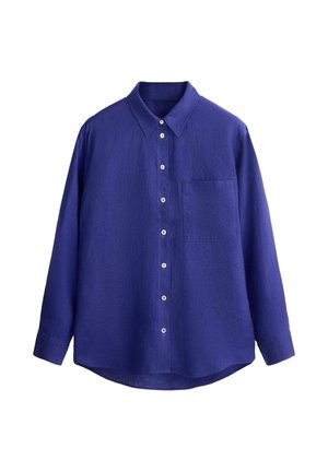 Langærmet skjorte med knapper i dyb blå med spids krave og en enkelt brystlomme, vist på en hvid baggrund.