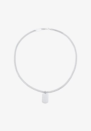 Silberne Kettenhalskette mit einem strukturierten rechteckigen Hundemarken-Anhänger. Die Kette hat ein glattes, ineinandergreifendes Design, das die Haltbarkeit erhöht.