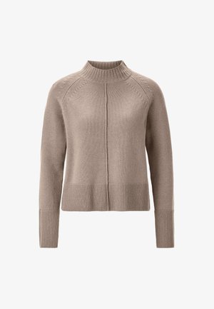 Pull en maille beige avec un col montant, ourlet et poignets côtelés, présentant des détails minimalistes le long des épaules. Texture douce, coupe décontractée.