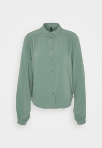 Vihreä pitkähihaisia paita napituksella edessä, kauluksella, kerätty yksityiskohta olkapäillä ja kuminauhakäsivarsilla. Silkkinen kangas.