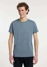 T-shirt en coton blue avec un col rond et des manches courtes. Présente un logo subtil sur la poitrine. Texture lisse, coupe décontractée.