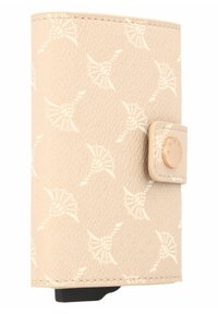 Beige kunstleren portemonnee met een reliëf schelpenpatroon, voorzien van een ronde gouden drukknoopsluiting en een gestructureerd oppervlak. Compact rechthoekig formaat.