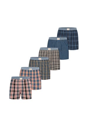 Sechs Paar Herren-Kariert-Boxershorts in verschiedenen Blau-, Grau- und Beigetönen, die in einer diagonalen Linie auf weißem Hintergrund angeordnet sind.