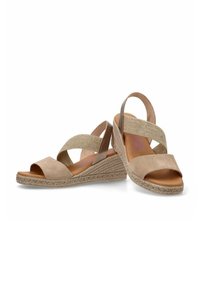 Sandalias de cuña beige con una banda de tela texturizada, parte superior de ante suave, punta abierta y una correa elástica. Detalles de yute trenzado en la cuña.