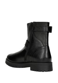 Czarne skórzane botki za kostkę z teksturowanym wykończeniem, bocznym zamkiem błyskawicznym, regulowanym paskiem oraz solidną podeszwą dla lepszej przyczepności i stabilności.