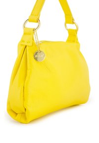 Sac à main en cuir jaune avec une finition texturée, de forme rectangulaire, fermeture éclair, et une étiquette en métal doré attachée à la anse.