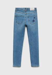 Blå denimjeans med en slim fit, som har en hög midja, fem fickor och stjärnformade lappar på bakfickorna.