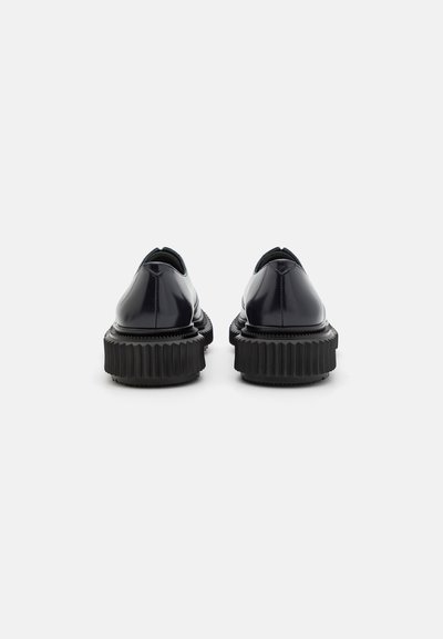 Pantofi din piele veritabilă negri, cu vârful rotund și talpă groasă, texturată, de culoare neagră, având striații pronunțate și un toc ușor.