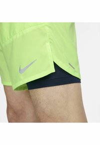 Nike Performance STRIDE SHORT - Calções desportivos - ghost green midnight navy midnight navy
