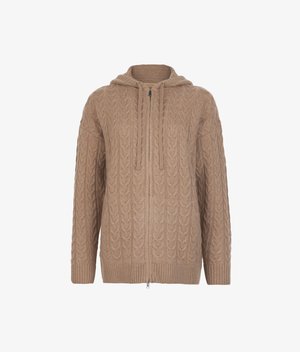 Beige hættejakke med lynlås, der har et tekstureret kabelstrikket mønster, snoretræk, lange ærmer samt ribbet kant og manchetter. Blødt uldlignende materiale.