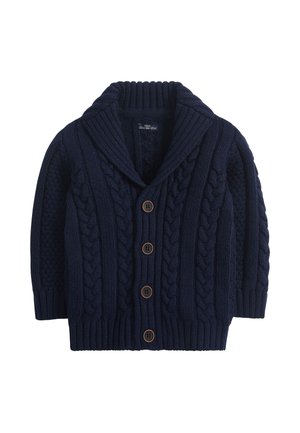 Cardigan en maille bleu marine avec motifs torsadés, col châle, manches longues, poignets côtelés et quatre boutons marron sur le devant.