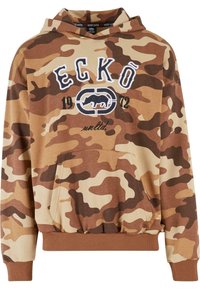 Brun camo hoodie med en frontlomme, elastiske manchetter og kant. Har hvid grafisk tekst "ECKŌ 1972" og et logo-design. Blød stoftekstur.