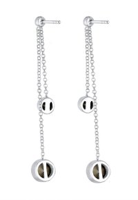 Boucles d'oreilles argentées pendantes avec deux chaînes portant des pendentifs circulaires. Chaque pendentif présente un design découpé révélant un intérieur sombre.