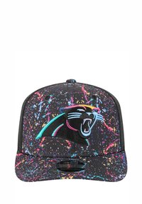 Casquette noire avec un design éclaboussé coloré. Présente un logo de panthère brodé en noir et bleu. Visière plate et fermeture snapback.