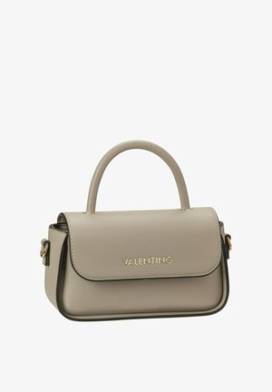 Bolso rectangular Valentino color topo con solapa curva, asa superior única y logo en tono dorado en el frente sobre fondo blanco.