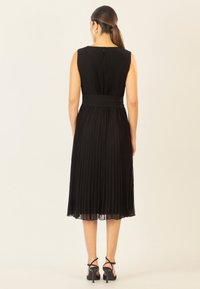Apart MIDI-PLISSEE - Freizeitkleid - schwarz