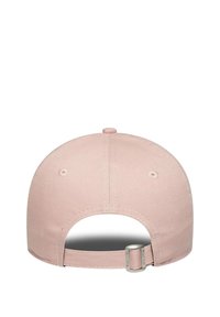 Cappellino da baseball in cotone rosa con visiera curvata, fascia regolabile sul retro e superficie testurizzata senza motivi visibili.