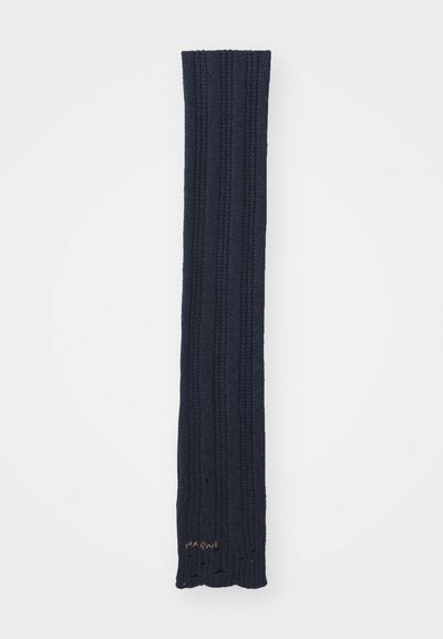 Lange marineblauwe gebreide sjaal met verticale ribbelpatroon en kleine geborduurde merknaam dicht bij het ene uiteinde.