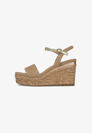 Sandale compensée en daim beige avec plateforme en jute tressé, bout ouvert, bride de cheville avec boucle dorée et accent métallique au talon.