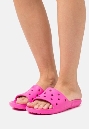 Roze schuifsandalen gemaakt van lichtgewicht materiaal, met een afgeronde vorm, open teenontwerp en meerdere ventilatiegaten op de bovenkant.