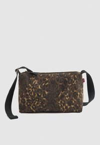 Brun og svart leopardmønstret crossover-veske med svart justerbar stropp og glidelåslukking på ensfarget bakgrunn.