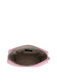 Borsetta in pelle rosa con una texture liscia, dotata di chiusura a zip e foderata in tessuto beige. Etichetta del marchio visibile all'interno.