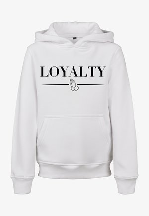 Biała bluza z kapturem z napisem "LOJALNOŚĆ" w grubym czarnym foncie oraz grafiką splecionych rąk, z przednią kieszenią i ściągaczami przy mankietach.