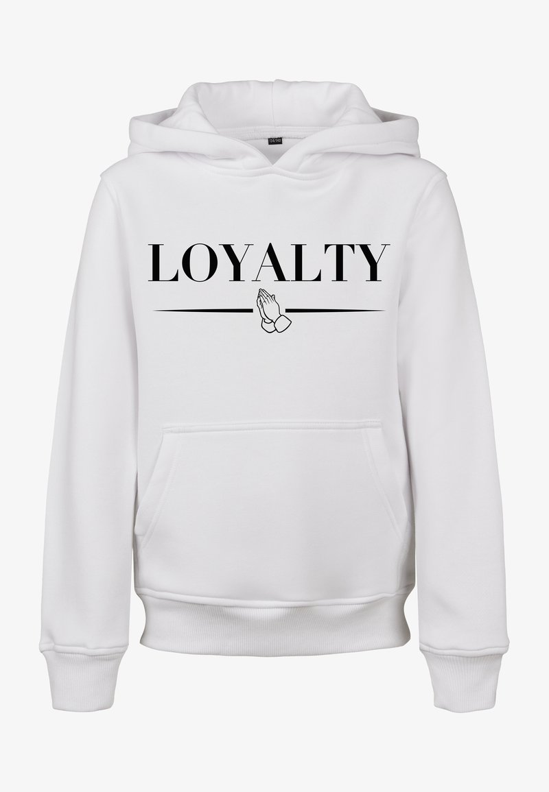 Fehér kapucnis pulóver, amelyen a "LOYALTY" szó vastag fekete betűkkel szerepel, és együtt tartott kezek grafikája látható. Az elülső zseb és bordázott mandzsetták díszítik.