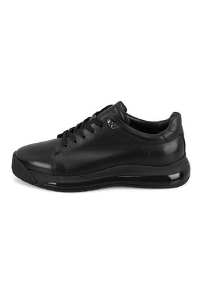Baskets en cuir noir avec un bout rond, fermeture à lacets et texture lisse. Comprend une semelle rembourrée avec une semelle en caoutchouc et des accents métalliques.
