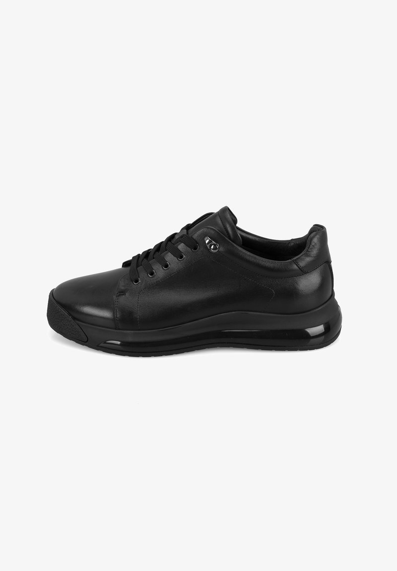Baskets en cuir noir avec un bout rond, fermeture à lacets et texture lisse. Comprend une semelle rembourrée avec une semelle en caoutchouc et des accents métalliques.