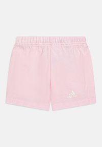 Shorts atletici rosa realizzati in tessuto morbido, con una vita elastica e il logo Adidas bianco nell'angolo in basso a sinistra.