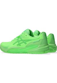 Grüne Sportschuhe mit einer glatten, perforierten Oberfläche und strukturierten Akzenten. Verfügt über eine gepolsterte Sohle und ein Schnürsystem für Halt.