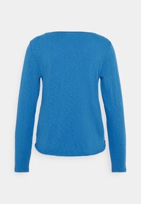 Blauw langemouwenshirt gemaakt van zachte, gestructureerde stof. Heeft een ronde halslijn en een licht afgeronde zoom aan de onderkant.