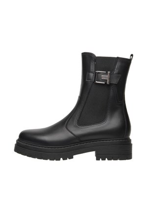 Bottine noire avec une surface en cuir lisse, des panneaux latéraux élastiques et un accent métallique. Semelle robuste avec un léger talon. Tirette latérale incluse.