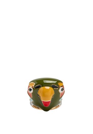 Pierścionek w kształcie kolorowej głowy ptaka z zielonymi, żółtymi, czerwonymi i czarnymi detalami z emalii oraz złocistą, wewnętrzną opaską.