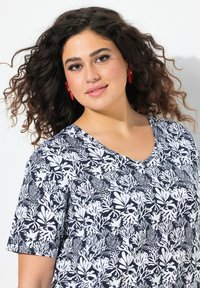 Ulla Popken CORAL REEF SHORT SLEEVE V-NECK  - Triko s potiskem - classic navy blue