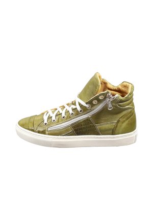 Sneaker alta verde oliva con lacci bianchi, cerniera laterale, colletto imbottito alla caviglia e suola in gomma bianca, mostrata in profilo laterale sinistro.