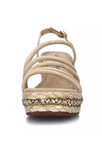 Sandalo in suede beige con multiple cinghie curve, suola in corda intrecciata alla espadrille e accenti decorativi in oro e cristallo sulla piattaforma.
