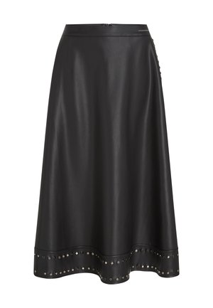 Czarna skórzana spódnica z dopasowaną talią i rozkloszowanym dołem. Posiada srebrne ćwieki wzdłuż dolnej krawędzi oraz dyskretny zamek błyskawiczny.