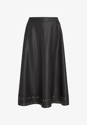 Falda din piele neagră, cu talie ajustată și tiv evazat. Prezintă ținte argintii pe marginea de jos și o închidere cu fermoar discretă.