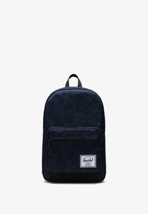 Sac à dos bleu marine avec motif cachemire, panneau inférieur noir, poche avant zippée et étiquette de marque. Doté d'une poignée supérieure pour un transport facile.