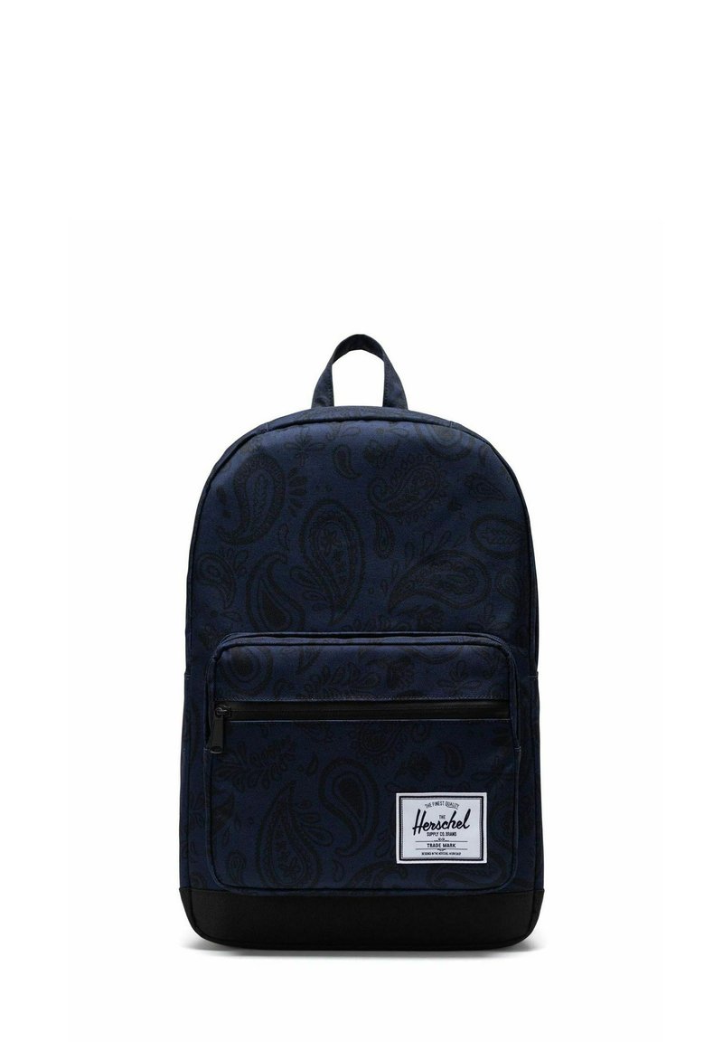 Sac à dos bleu marine avec motif cachemire, panneau inférieur noir, poche avant zippée et étiquette de marque. Doté d'une poignée supérieure pour un transport facile.