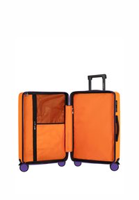 Pomarańczowa walizka z przegrodą na zamek błyskawiczny, czarną siateczkową kieszenią, fioletowymi akcentami, wysuwanym uchwytem i czterema kółkami ułatwiającymi przemieszczanie się.