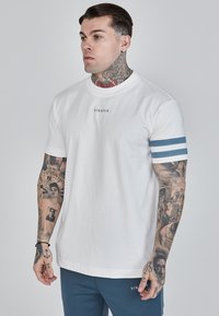Bílá bavlněná tričko s kulatým výstřihem, modrým logem SIKSILK a modrými pruhy na rukávech. Má krátké rukávy a rovný lem.
