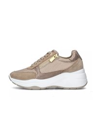 Sneaker in suede e rete beige con suola bianca, dotata di cerniera laterale, punta arrotondata e accenti testurizzati. Chiusura con lacci e occhielli esagonali.