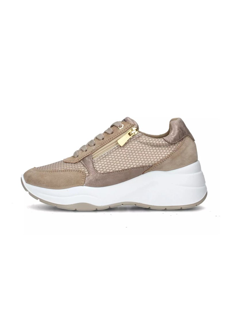 Sneaker in suede e rete beige con suola bianca, dotata di cerniera laterale, punta arrotondata e accenti testurizzati. Chiusura con lacci e occhielli esagonali.