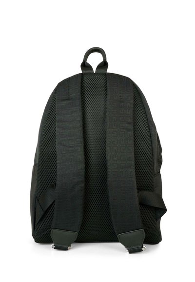 Zaino in tessuto a rete nero con spallacci imbottiti, base piatta e manico superiore. Presenta un motivo geometrico testurizzato sulle cinghie.